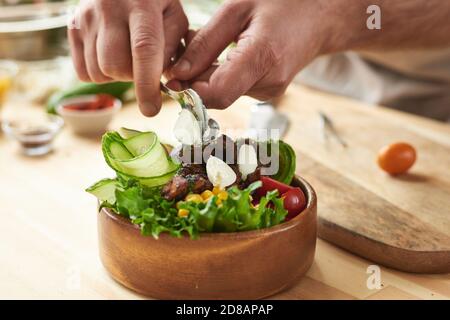 Nahaufnahme einer eleganten Holzschüssel mit frischem Gemüse und Fleisch Vom Koch zubereitet Stockfoto