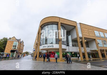 Der Name John Lewis über dem Eingang zu seinem Flagship-Kaufhaus im Großraum London Royal Borough of Kingston upon Thames, SE England Stockfoto