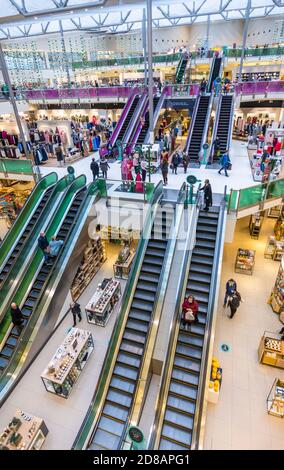 Blick auf das Innere des John Lewis Flagship-Kaufhauses im Großraum London Royal Borough of Kingston upon Thames, Südostengland Stockfoto