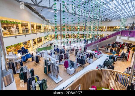 Blick auf das Innere des John Lewis Flagship-Kaufhauses im Großraum London Royal Borough of Kingston upon Thames, Südostengland Stockfoto