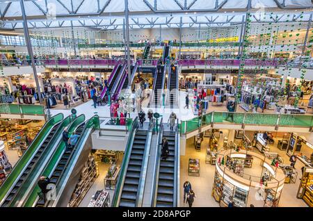 Blick auf das Innere des John Lewis Flagship-Kaufhauses im Großraum London Royal Borough of Kingston upon Thames, Südostengland Stockfoto