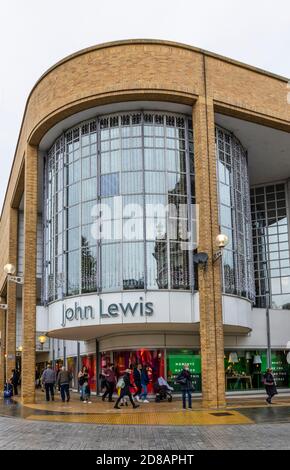Der Name John Lewis über dem Eingang zu seinem Flagship-Kaufhaus im Großraum London Royal Borough of Kingston upon Thames, SE England Stockfoto