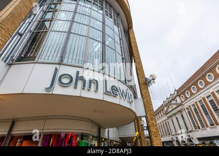 Der Name John Lewis über dem Eingang zu seinem Flagship-Kaufhaus im Großraum London Royal Borough of Kingston upon Thames, SE England Stockfoto