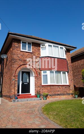 Typisch britisches, freistehendes Barrett-Haus der 1950er Jahre. Stockfoto