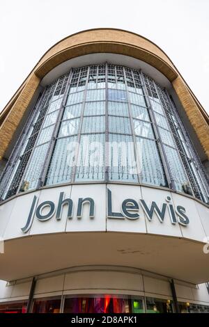 Der Name John Lewis über dem Eingang zu seinem Flagship-Kaufhaus im Großraum London Royal Borough of Kingston upon Thames, SE England Stockfoto