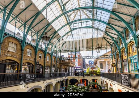 Innenansicht des historischen Apple Market im Covent Garden Market Gebäude und Geschäfte in Covent Garden, London West End, WC2 Stockfoto