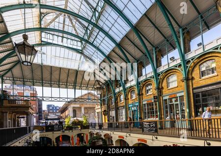 Innenansicht des historischen Apple Market im Covent Garden Market Gebäude und Geschäfte in Covent Garden, London West End, WC2 Stockfoto