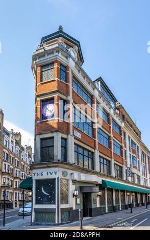 Blick auf die Straße von außen auf das ikonische Restaurant, das Ivy, im Theaterland im West End von London, West Street WC2 Stockfoto