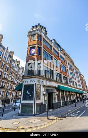 Blick auf die Straße von außen auf das ikonische Restaurant, das Ivy, im Theaterland im West End von London, West Street WC2 Stockfoto