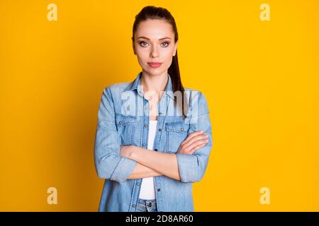 Foto von minded nachdenklich smart Mädchen Manager Kreuz Hände bereit Entscheiden wählen Entscheidung Wahl Tragen Sie Denim-Kleidung isoliert über lebendige Farbiger Hintergrund Stockfoto