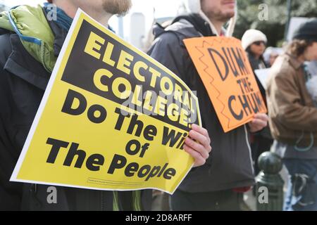 Austin TX USA, 19. Dezember 2016: Demonstranten versammeln sich vor dem Texas Capitol, um das Wahlkollegientreffen zu verungälen, das nach der Wahl von Donald Trump in der Texas House Chamber stattfindet. Trump verlor die Volksabstimmung an Hillary Clinton, gewann aber die Wahl des Wahlkollegs. Das Bundeswahlrecht verpflichtet jedes Land, die Wählerstimmen vor dem 23. Dezember des Wahljahres tabellarisch zu vermarten. Stockfoto