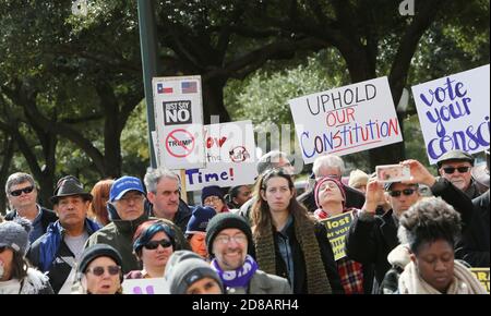 Austin TX USA, 19. Dezember 2016: Demonstranten versammeln sich vor dem Texas Capitol, um das Wahlkollegientreffen zu verungälen, das nach der Wahl von Donald Trump in der Texas House Chamber stattfindet. Trump verlor die Volksabstimmung an Hillary Clinton, gewann aber die Wahl des Wahlkollegs. Das Bundeswahlrecht verpflichtet jedes Land, die Wählerstimmen vor dem 23. Dezember des Wahljahres tabellarisch zu vermarten. Stockfoto