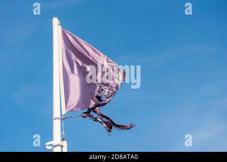 Zerrissene Vereinsflagge beim Roots Hall-Fußballplatz des Fußballvereins Southend United, Essex, Großbritannien Stockfoto