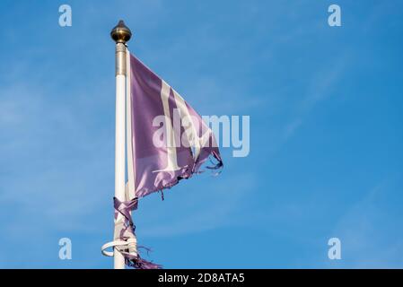 Zerrissene Flagge beim Roots Hall-Fußballplatz des Fußballvereins Southend United, Essex, Großbritannien. Martin Dawn Plc Immobilienentwicklungsgesellschaft des Vereins Stockfoto