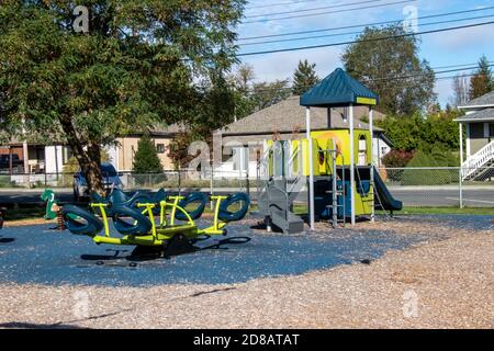 Cumberland, Kanada - 7. Oktober 2020: Cumberland Community Village Park Spielplatz an sonnigen Tagen Stockfoto