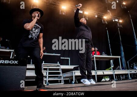 Odense, Dänemark. Juni 2017. Die amerikanische Rap-Gruppe Run-DMC spielt ein Live-Konzert während des dänischen Musikfestivals Tinderbox 2017 in Odense. Hier sind die Rapper Joseph Simmons aka Run (R) und Darryl McDaniels aka DMC (L) live auf der Bühne zu sehen. (Foto: Gonzales Photo - Lasse Lagoni). Stockfoto