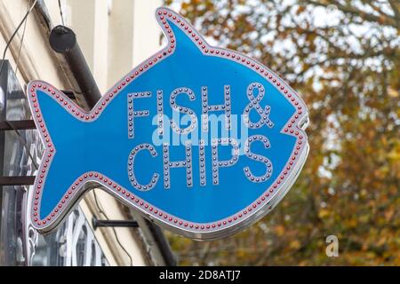 Fish & Chips Schild vor einem Imbissladen, Großbritannien Stockfoto