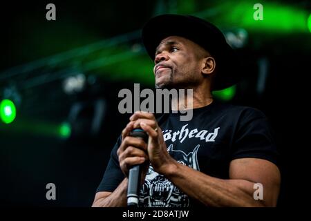 Odense, Dänemark. Juni 2017. Die amerikanische Rap-Gruppe Run-DMC spielt ein Live-Konzert während des dänischen Musikfestivals Tinderbox 2017 in Odense. Hier ist Rappere Darryl McDaniels aka DMC live auf der Bühne zu sehen. (Foto: Gonzales Photo - Lasse Lagoni). Stockfoto