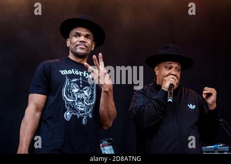 Odense, Dänemark. Juni 2017. Die amerikanische Rap-Gruppe Run-DMC spielt ein Live-Konzert während des dänischen Musikfestivals Tinderbox 2017 in Odense. Hier sind die Rapper Joseph Simmons aka Run (R) und Darryl McDaniels aka DMC (L) live auf der Bühne zu sehen. (Foto: Gonzales Photo - Lasse Lagoni). Stockfoto