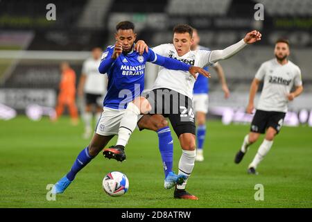 DERBY, ENGLAND. 28. OKTOBER Lee Buchanan von Derby County kämpft mit Leandro Bacuna von Cardiff City während des Sky Bet Championship-Spiels zwischen Derby County und Cardiff City im Pride Park, Derby am Mittwoch, 28. Oktober 2020. (Kredit: Jon Hobley - MI News) Kredit: MI Nachrichten & Sport /Alamy Live Nachrichten Stockfoto