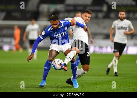 DERBY, ENGLAND. 28. OKTOBER Lee Buchanan von Derby County kämpft mit Leandro Bacuna von Cardiff City während des Sky Bet Championship-Spiels zwischen Derby County und Cardiff City im Pride Park, Derby am Mittwoch, 28. Oktober 2020. (Kredit: Jon Hobley - MI News) Kredit: MI Nachrichten & Sport /Alamy Live Nachrichten Stockfoto