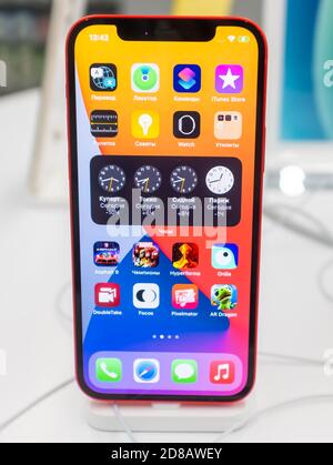 23. Oktober 2020, Moskau, Russland. Neues Smartphone von Apple iPhone 12 auf dem Ladentisch. Stockfoto