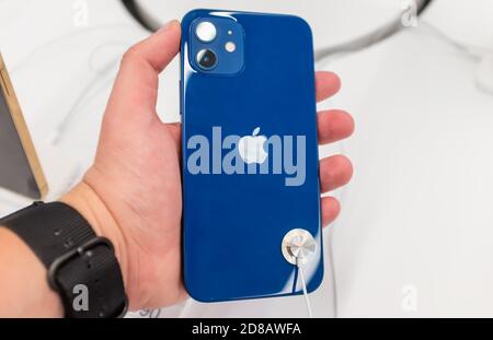 23. Oktober 2020, Moskau, Russland. Neues Smartphone von Apple iPhone 12 auf dem Ladentisch. Stockfoto