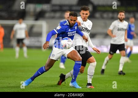 DERBY, ENGLAND. 28. OKTOBER Lee Buchanan von Derby County kämpft mit Leandro Bacuna von Cardiff City während des Sky Bet Championship-Spiels zwischen Derby County und Cardiff City im Pride Park, Derby am Mittwoch, 28. Oktober 2020. (Kredit: Jon Hobley - MI News) Kredit: MI Nachrichten & Sport /Alamy Live Nachrichten Stockfoto