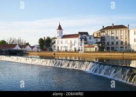 Tomar Blick auf die Stadt mit Nabao Fluss, in Portugal Stockfoto