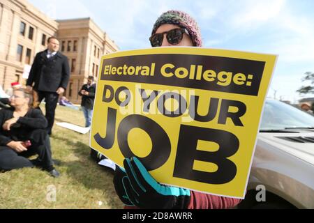 Austin, Texas, USA. Dezember 2016. Demonstranten versammeln sich vor dem Texas Capitol, um das Wahlkollegientreffen zu verungieren, das nach der Wahl von Donald Trump am 19. Dezember 2016 in der Texas House Chamber stattfindet. Trump verlor die Volksabstimmung an Hillary Clinton, gewann aber die Wahl des Wahlkollegs. Quelle: Bob Daemmrich/ZUMA Wire/Alamy Live News Stockfoto