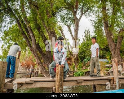 Guatemaltekische Jungen auf einem Bootssteg Stockfoto