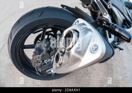 Ein Motorrad Hinterrad und große Auspuff, Weitwinkel-Ansicht Stockfoto