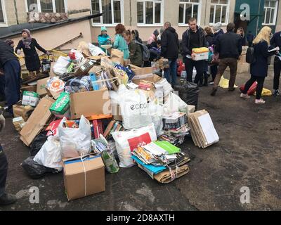 ST. PETERSBURG, RUSSLAND-CA. MAI, 2019: Jugendliche Schulkinder mit Eltern sammeln Altpapier auf dem Schulhof. Altpapiersammlung befindet sich im primären R Stockfoto