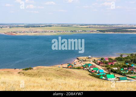 Das Dorf Kupoyarovo, Davlekanovo Bezirk, neben dem größten See in Baschkortostan - der Aslykul See Stockfoto