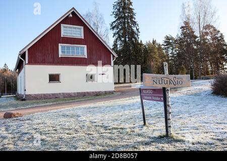 Espoo, Finnland-circa Okt, 2019: Mast mit dem Nuuksio Hotel Logo befindet sich neben dem Landhaus. Das Nuuksio Hotel liegt in Espoo in der Nuuksio Na Stockfoto