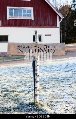 Espoo, Finnland-circa Okt, 2019: Der Mast mit dem Nuuksio Hotelschild befindet sich neben dem Landhaus. Das Nuuksio Hotel liegt in Espoo in der Nuuksio Na Stockfoto