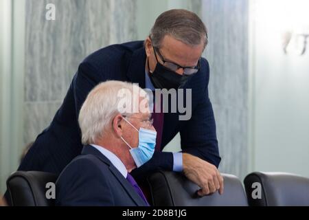 US-Senator Roger Wicker (Republikaner von Mississippi), Vorsitzender des US Senate Committee on Commerce, Science, & Transportation (L) spricht mit US-Senator John Thune (Republikaner von South Dakota) (R) während des Senats Commerce, Science, Und Transportation Committee Hearing 'Does Section 230 's Sweeping Immunity Enable Big Tech Bad Behavior?', auf Capitol Hill in Washington, DC, USA, 28. Oktober 2020. CEO von Twitter Jack Dorsey; CEO von Alphabet Inc. Und seiner Tochtergesellschaft Google LLC, Sundar Pichai; und CEO von Facebook Mark Zuckerberg alle praktisch bei der Anhörung ausgesagt. Abschnitt 230 des Commu Stockfoto