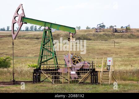 Ölpumpenheber in Betrieb, Wiesen der Bashkiria, Öl- und Gasindustrie Stockfoto