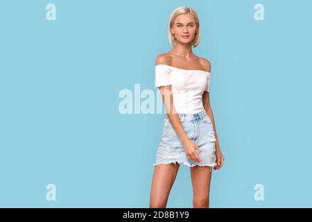 Freistil. Junge blonde Frau in oben isoliert auf blau posiert Kamera zuversichtlich Kopieplatz Stockfoto