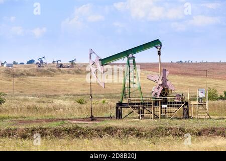 Gas- und Ölförderung mit Erdölpumpen in Russland. Anlagen der Ölindustrie Stockfoto