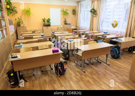 Saint-Petersburg, Russland, ca. Sep, 2017: Russische Schulklasse der Grundschule mit vielen Schülertischen und Lehrertisch ist in der Pausenzeit. Schoo Stockfoto