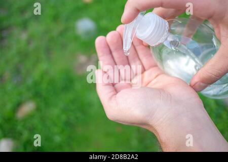 Mann desinfizieren mit Alkohol Hände Desinfektionsmittel Desinfektionsmittel Dispenser, Corona Virus covid19 Pandemie-Krankheit Stockfoto