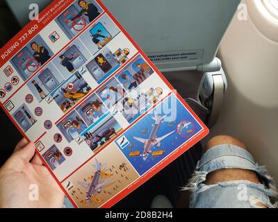 Broschüre zur Verhaltenssicherheit und Vorschriften im Flugzeug, auf dem Beifahrersitz. Stockfoto