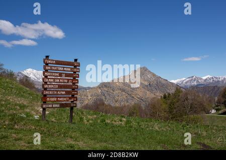 Wegweiser für Bergwanderungen in Piani d'Erna bei Lecco, Italien - oben auf der Seilbahn Stockfoto