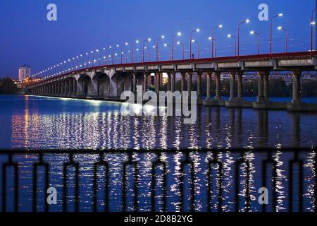 Abendfoto, Straßenbrücke über einen breiten Fluss. Stockfoto