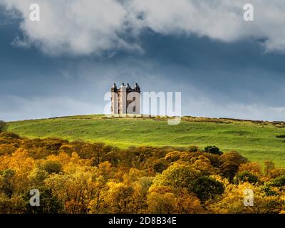 The Cage, Lyme Park mit den Herbstfarben von Coalpit Clough im Vordergrund. Stockport Stockfoto