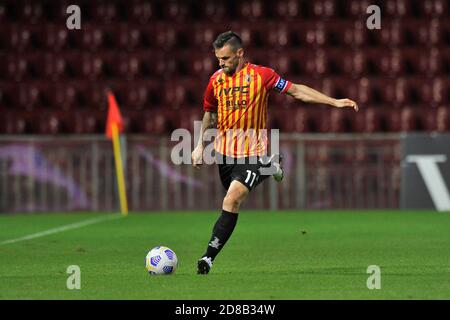 Benevento, Italien. Oktober 2020. Christian Maggio Spieler von Benevento, während der italienischen Cup-Spiel zwischen Benevento gegen Empoli Endergebnis 2-4, Spiel im Ciro Vigorito Stadion in Benevento gespielt. Italien, 28. Oktober 2020. (Foto von Vincenzo Izzo/Sipa USA) Quelle: SIPA USA/Alamy Live News Stockfoto