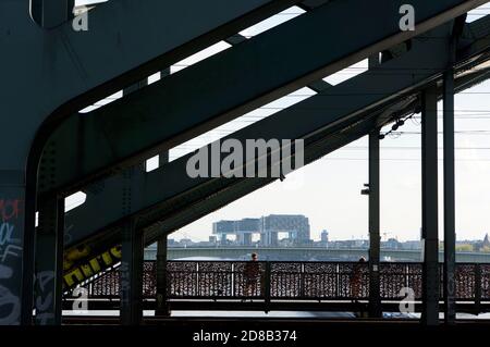 Liebessclöser auf der Hohenzollernbrücke, Köln, Nordrhein-Westfalen, Deutschland Stockfoto