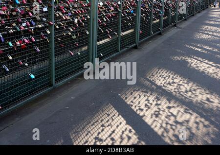 Liebessclöser auf der Hohenzollernbrücke, Köln, Nordrhein-Westfalen, Deutschland Stockfoto