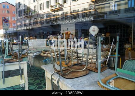 Mailand - 10/28/2020: Restaurant geschlossen mit Stühlen auf dem Tisch Stockfoto